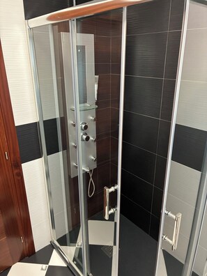 Douche, serviettes fournies, savon, papier toilette