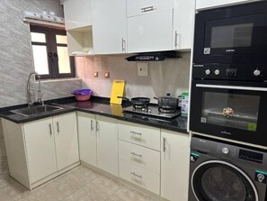 Apartament econòmic, balcó, vistes a la ciutat | Cuina privada | Frigorífic, microones, forn i placa de cuina 