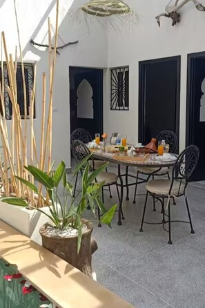 Outdoor dining - Small cozy Cocoon 1 Bedroom | Heated Pool (Marrakech)