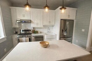 Fridge, microwave, oven, stovetop - Luxury Stay • Near Heights, Galleria & Downtown (Houston)