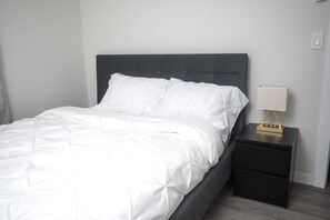 1 bedroom, desk, iron/ironing board, free WiFi - Pharezy Luxe
Modern 1-Bedroom. Perfect for you. (Regina)