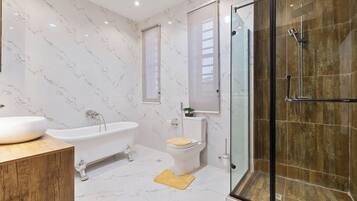 Appartement économique, balcon, vue sur la ville | Salle de bain