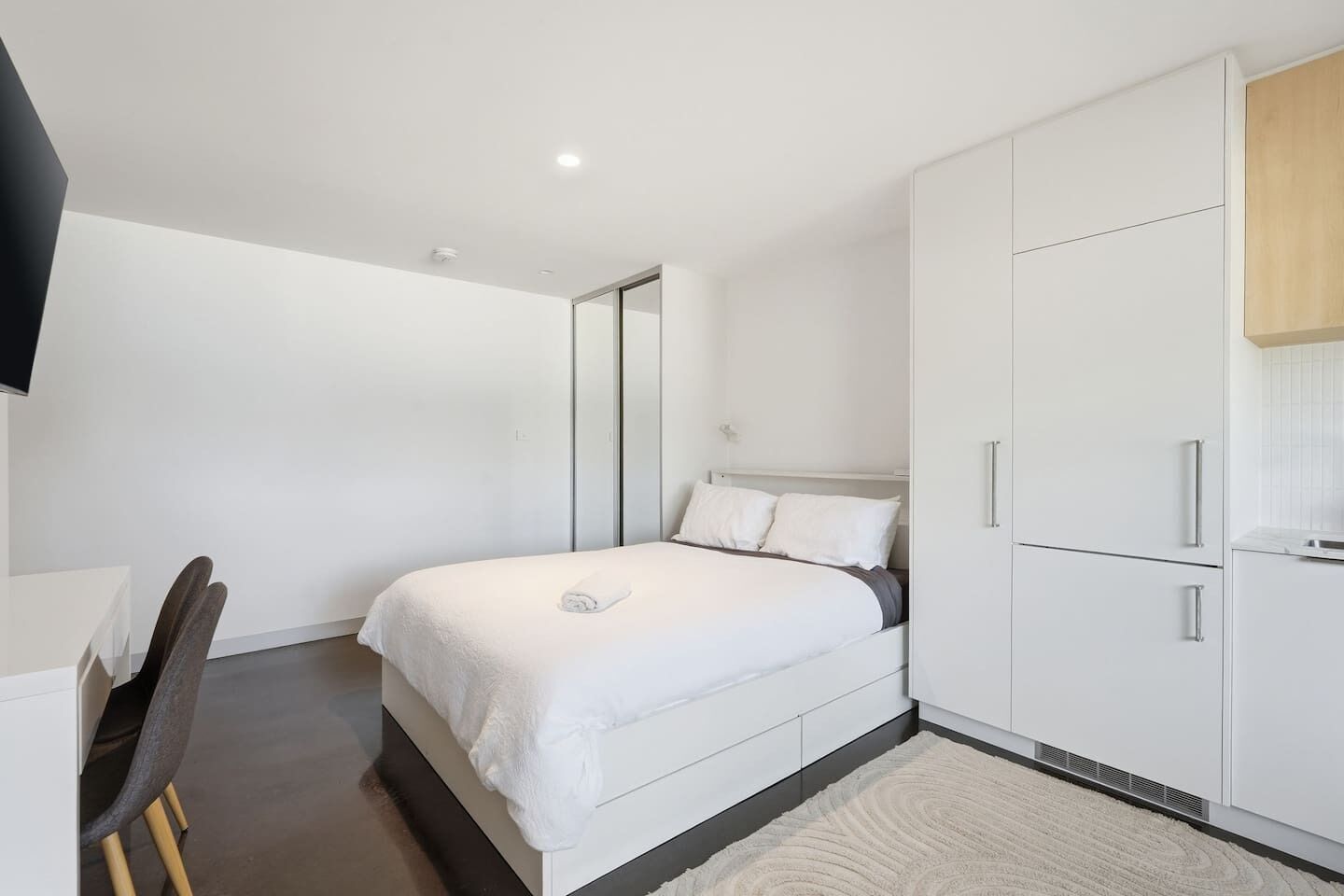 1 bedroom, desk, travel crib, WiFi