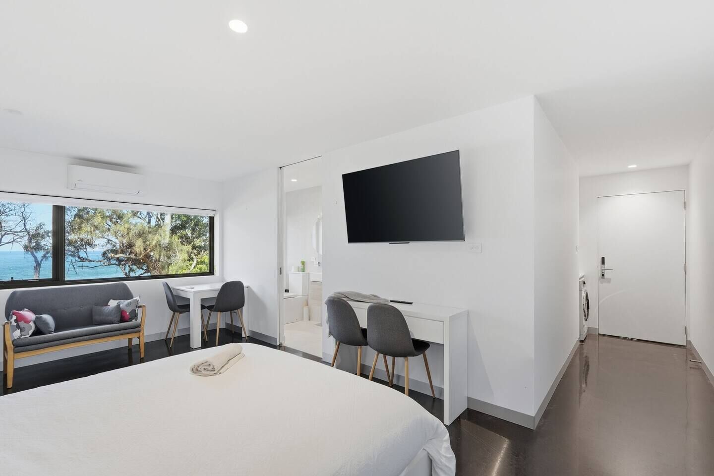 1 bedroom, desk, travel crib, WiFi