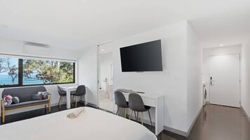 1 bedroom, desk, travel crib, WiFi
