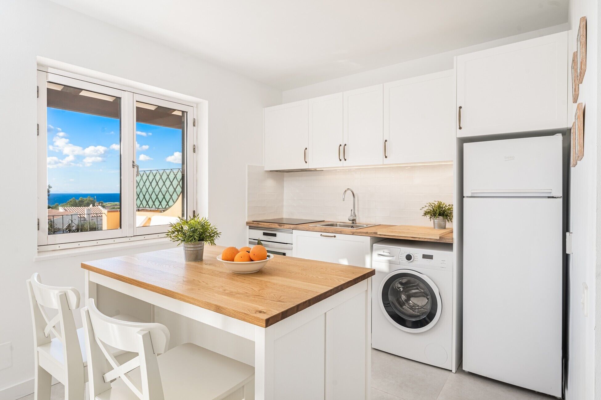 Frigorífico, microondas, horno y placa de cocina