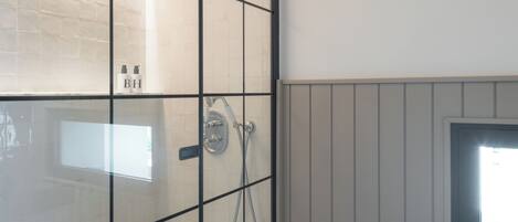 Habitación doble junior | Baño | Amenidades de baño ecológicas, batas, pantuflas, toallas