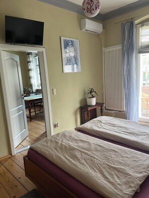 Iron/ironing board, WiFi, bed sheets - Bright individual 2-room apartment with private bathroom and balcony (Berlin)