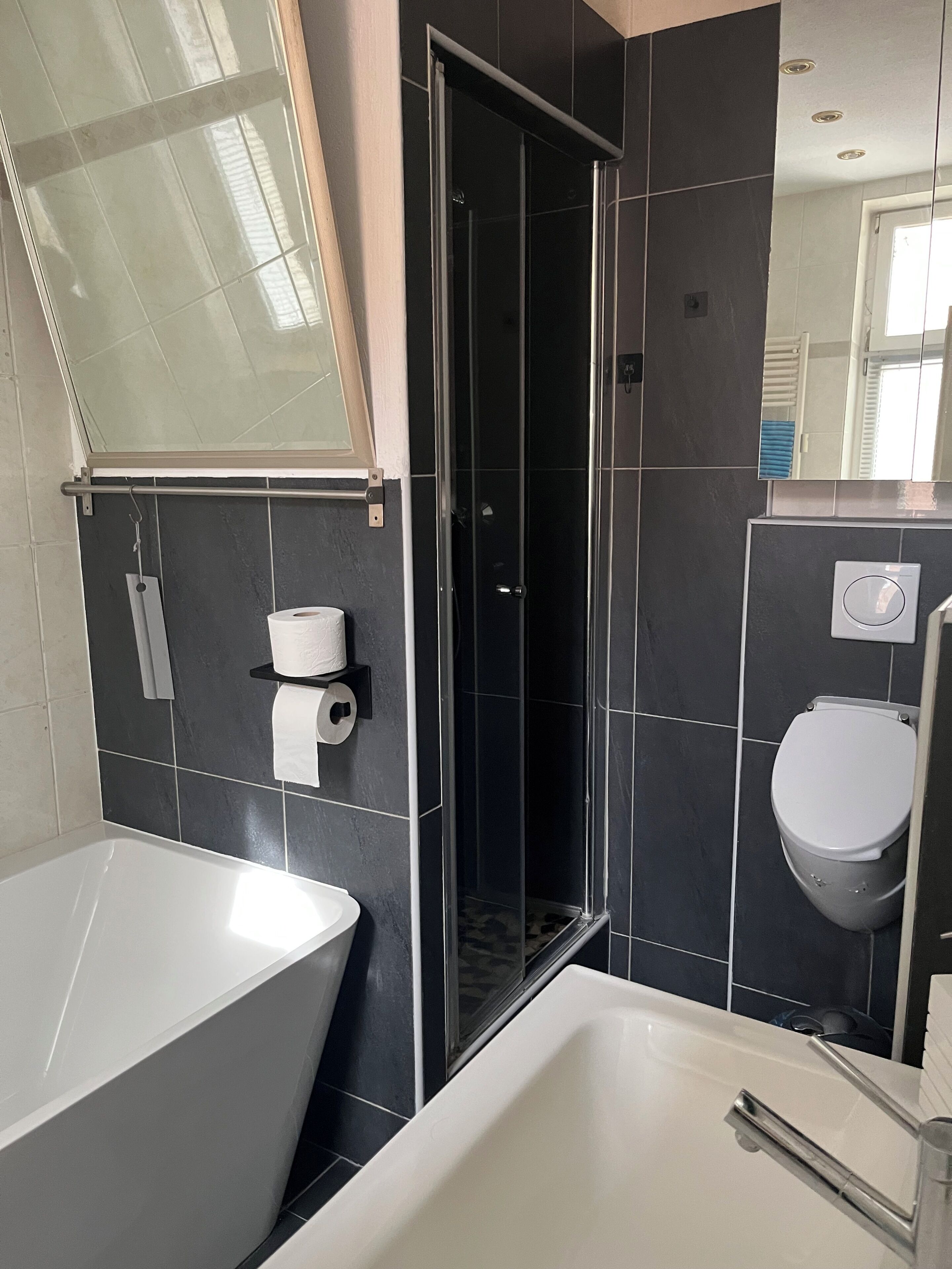 Sèche-cheveux, bidet, serviettes fournies, savon