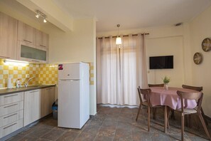 Dining - Tres Flores Kalmia by RentalsPro - Agios Mamas Halkidiki (Agios Mamas)