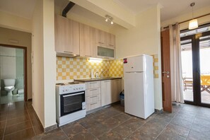 Fridge, oven, stovetop, cookware/dishes/utensils - Tres Flores Kalmia by RentalsPro - Agios Mamas Halkidiki (Agios Mamas)