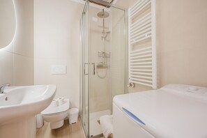 Apartment | Bathroom | Shower, hair dryer, bidet, towels - La Casetta-Stazione Verona Porta Vescovo (Verona)