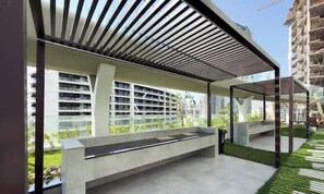 BBQ/picnic area - Vogue | Skyz by Danube near Dubai Miracle Garden (Dubai)