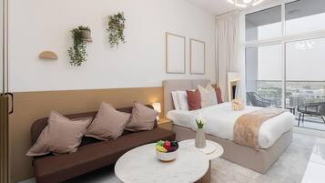 Luxe appartement, balkon, uitzicht op stad | Een kluis op de kamer, individueel gedecoreerd, individueel gemeubileerd