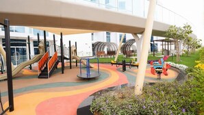 Un parque infantil con toboganes, columpios y equipo de ejercicios.