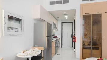 Luxe appartement, balkon, uitzicht op stad | Dineren in de kamer