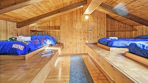 A wooden cabin with two bunk beds, a wooden floor, and a sloped ceiling. - Casa Maria - Mountain Sports Base (Pievepelago)