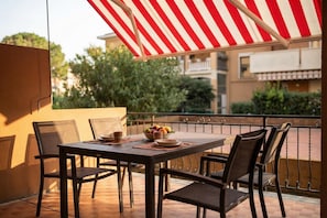 Outdoor dining - La Genzianella (Andora)