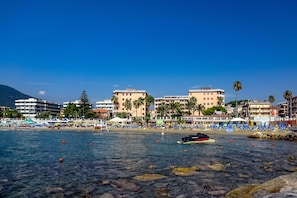 A coastal area with a beach, buildings, and a boat. - La Genzianella - Studio for 4 With Balcony & AC (Andora)