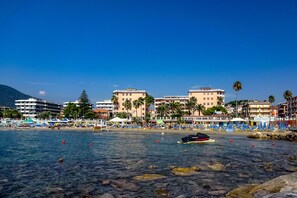 Une zone côtière avec une plage, des bâtiments et un bateau.
