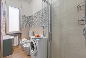 Ducha, secador de pelo, bidet, toallas