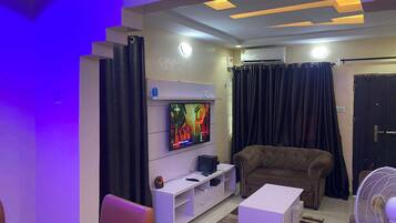 Comfort-Apartment, Balkon, Stadtblick | Wohnbereich