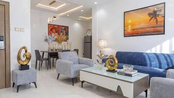 Comfort-Apartment, Balkon, Stadtblick | Wohnbereich