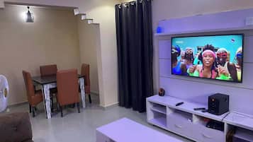 Appartamento Comfort, balcone, vista città | Area soggiorno