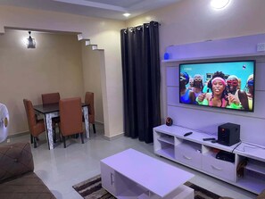 Appartement Confort, balcon, vue ville | Coin séjour