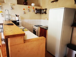 Private kitchen - Charming farmhouse with swimming pool, sleeps 13 (Malons-et-Elze)