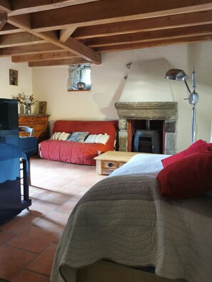Room - Charming farmhouse with swimming pool, sleeps 13 (Malons-et-Elze)
