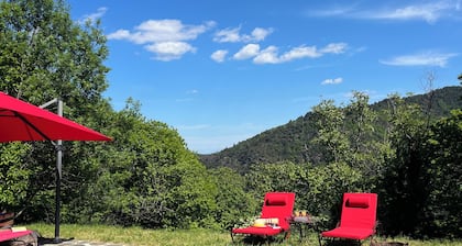 Charming farmhouse with swimming pool, sleeps 13