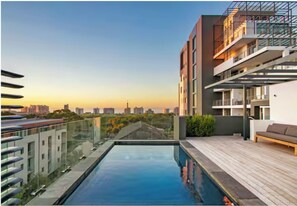 A modern building with a rooftop pool and a city view. - Horizon Haus | 169 On Main #702 | Green Point (Cape Town)