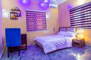 In-room safe, desk, laptop workspace, blackout drapes - Pearless Apartment (Osogbo)