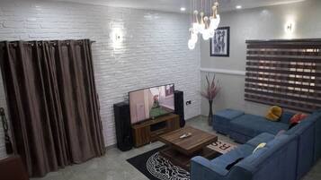 Appartamento familiare, balcone, vista città | Area soggiorno