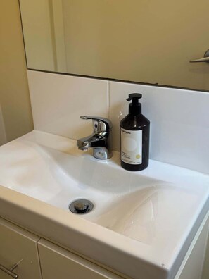 Een douche, een haardroger, shampoo