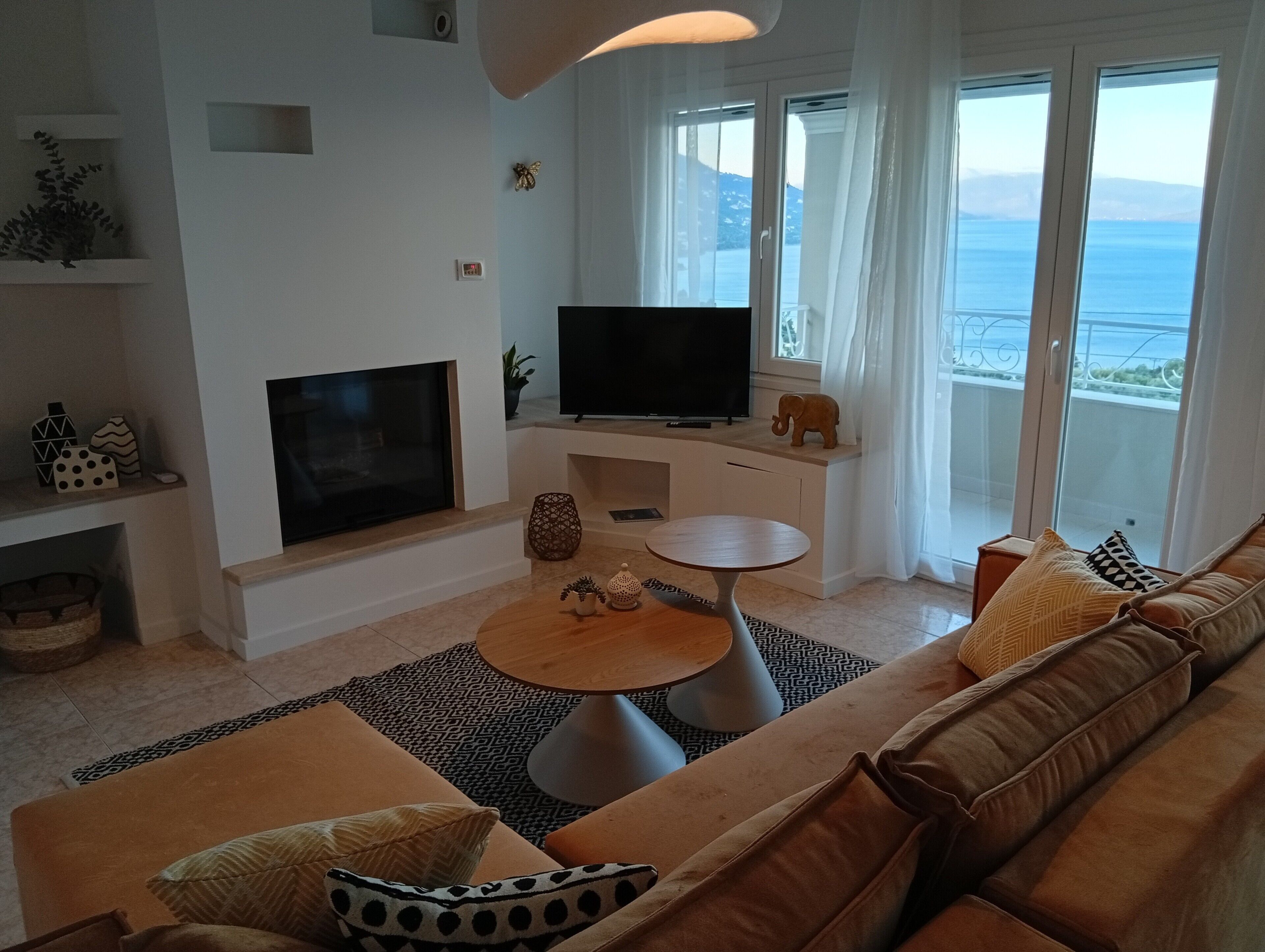 TV, fireplace
