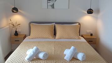 Iron/ironing board, WiFi, bed sheets