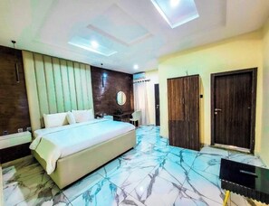 Deluxe-lejlighed - balkon - byudsigt | Pengeskab på værelset, skrivebord, arbejdsområde til bærbare computere