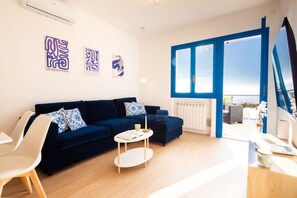 TV - Infinity Blue - Sunny Apartment With The View (Ospedaletti)