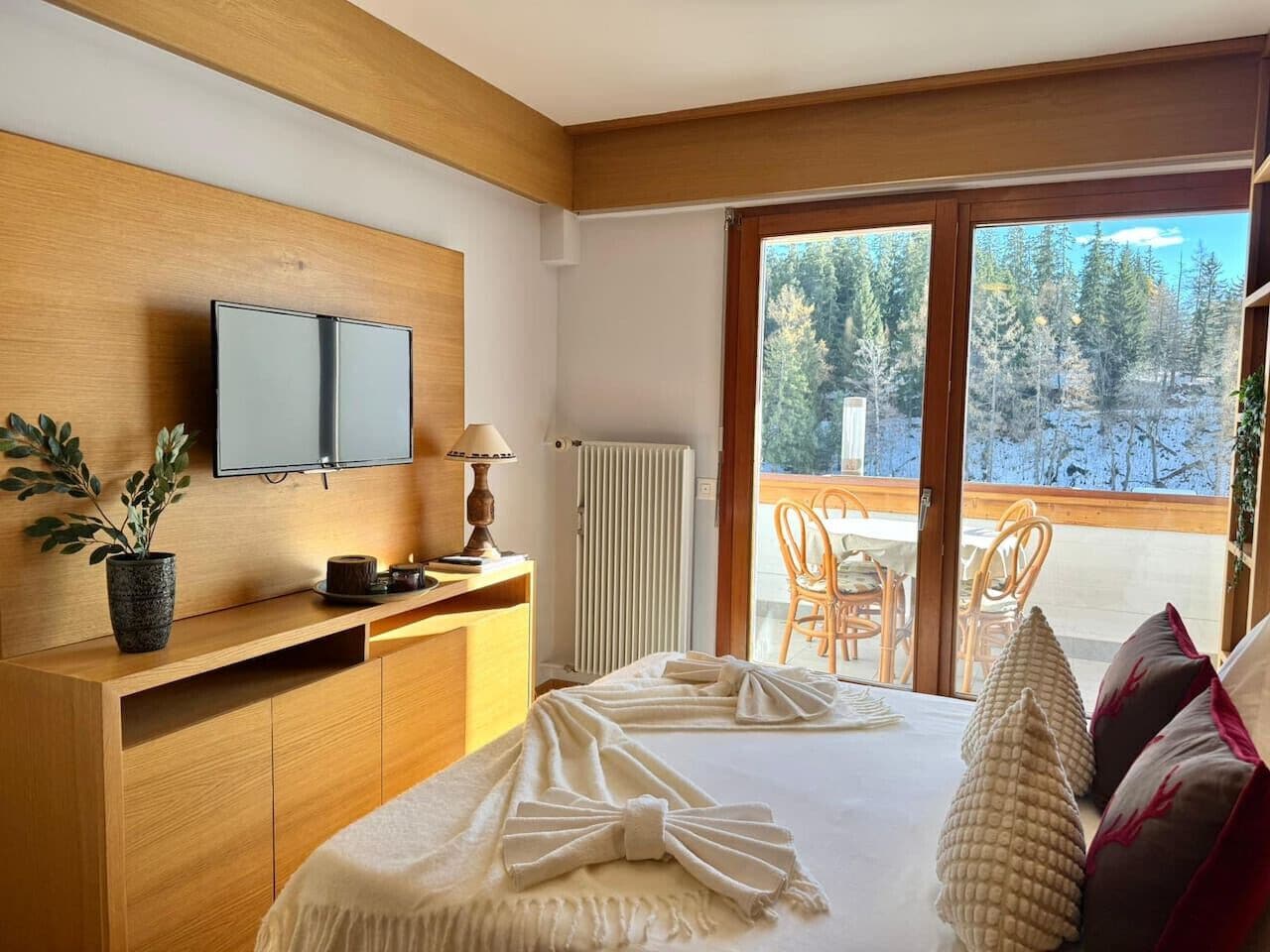 Desk, iron/ironing board, WiFi, bed sheets