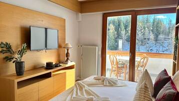 Desk, iron/ironing board, WiFi, bed sheets