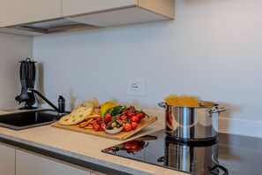Kühlschrank, Mikrowelle, Ofen, Herdplatte