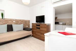 Studio (A1) | Private kitchen | Fridge, stovetop, electric kettle, cookware/dishes/utensils - Apartment Golden Blue sea (Seget)