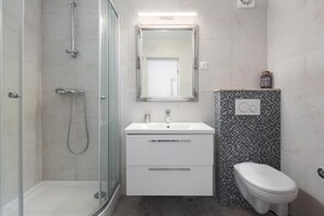 Apartment (A1) | Bathroom - Apartment Town and Beach (Makarska)