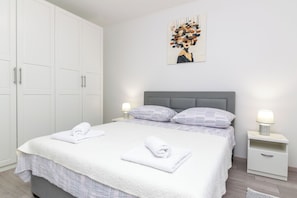 Apartamento (A1) | Baño | Ducha, toallas, jabón y papel higiénico