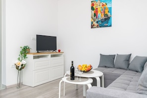 Apartamento (A1) | Sala de estar | Una Smart TV