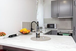 Apartamento (A1) | Cocina privada | Frigorífico, microondas, horno y placa de cocina