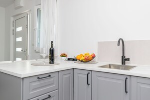 Apartamento (A1) | Cocina privada | Frigorífico, microondas, horno y placa de cocina