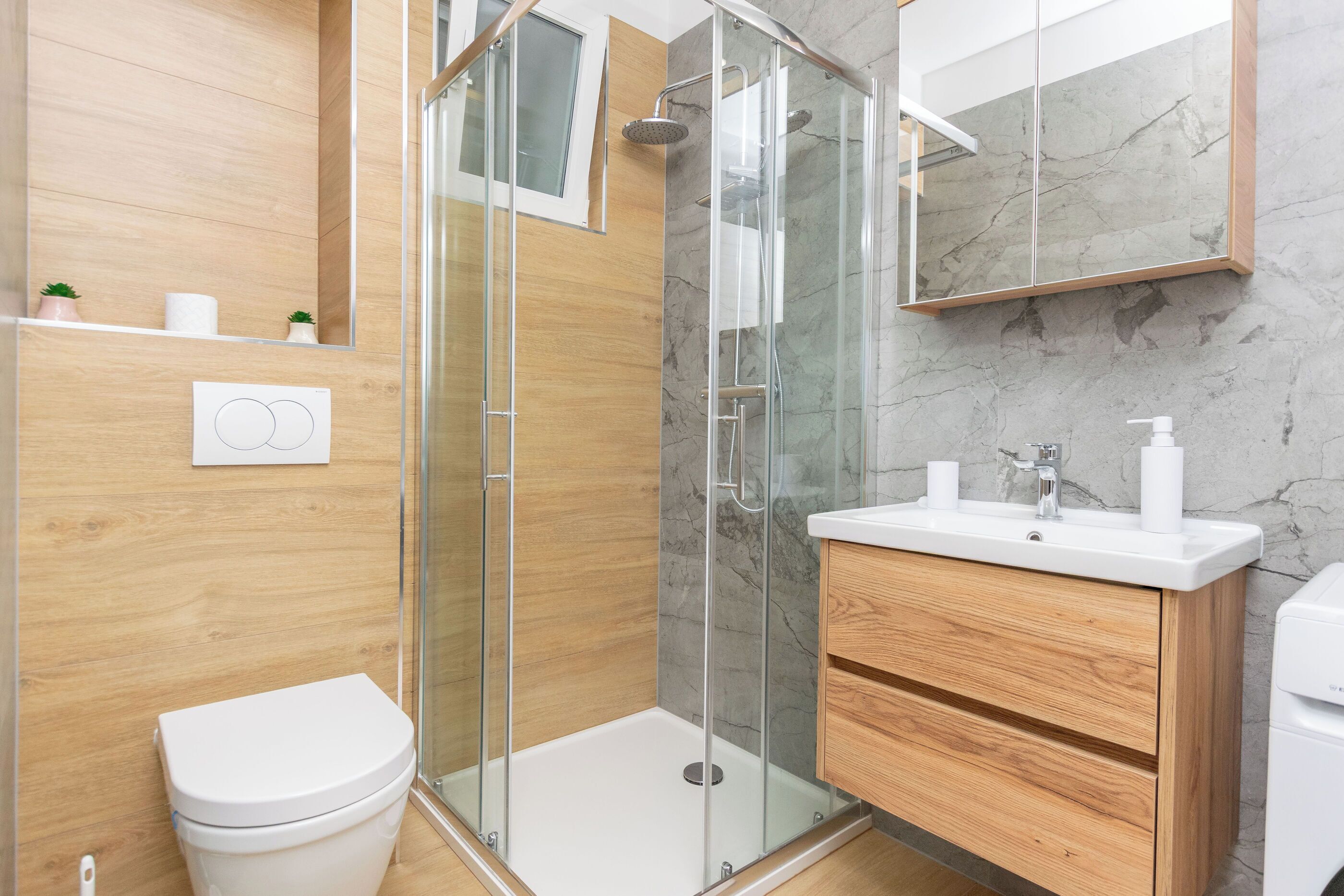 Apartment (A1) | Bathroom | Shower, towels, soap, toilet paper